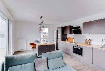 LE BEL APPARTEMENT RENNES has Balcony rooms