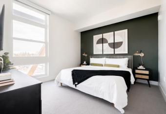 Chic Gallery Loft - Amazing Deck - Central LoHi has Balcony rooms