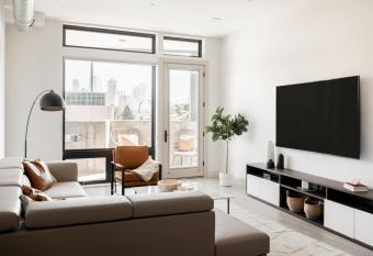 Brand New Condo - Walk to Empower Stadium - Tesoro has Balcony rooms