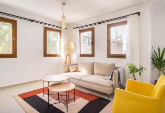 Central Stone House, 2BR, Cozy, Spacy, Terrace, Fast Wifi, Parking allows 18 year olds to book a room