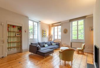 Large house for 10 people near the historic center allows 18 year olds to book a room