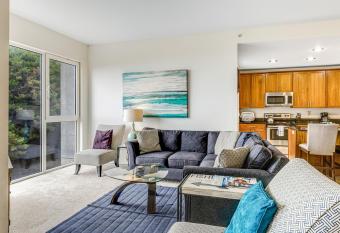 Serenity by the Sea has Balcony rooms