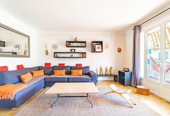 Beautiful Apartment in the heart of town allows 18 year olds to book a room