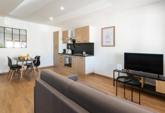 Aventures modernes has Balcony rooms