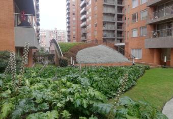 Hermosa habitaci  n privada en conjunto residencial cerca al Aeropuerto y terminal de Bogot  , zonas comunes se comparten con 1 persona has Balcony rooms