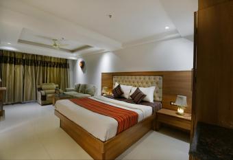 Hotel Lotus Paradise has rooms with a private hot tub