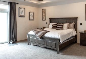 East side Tuscan Villa has rooms with a private hot tub