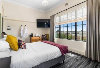 Hotel Queanbeyan Canberra allows 18 year olds to book a room