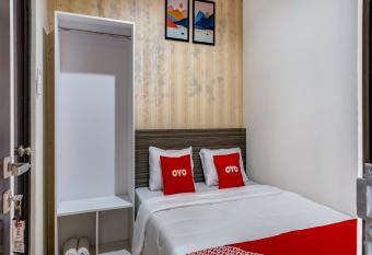 OYO 90940 Guesthouse Colombus G12 has Balcony rooms