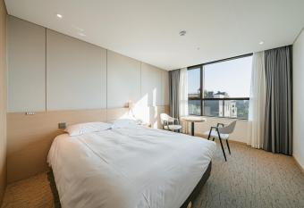 Hotel Zinc allows 18 year olds to book a room