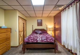 Cozy 2-bedroom suite with an updated kitchen. has Balcony rooms