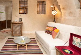 Cappa Via Cave Hotel has rooms with a private hot tub