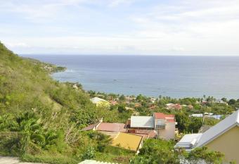 L OCEAN BLEU DES ANSES allows 18 year olds to book a room