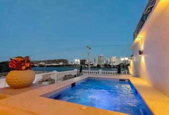 CASA EN EL CENTRO CON JACUZZI GRANDE Y TERRAZA has rooms with a private hot tub