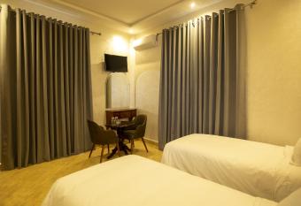 Hotel de paris has Smoking/Balcony rooms