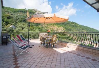 Villa Marialaura has Balcony rooms