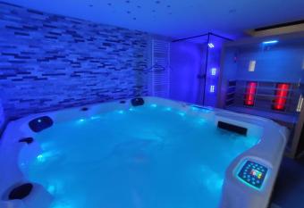 G  te Ange ou D  mon, love room, jacuzzi, sauna, spa has rooms with a private hot tub