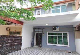 Impiana Homestay has Balcony rooms