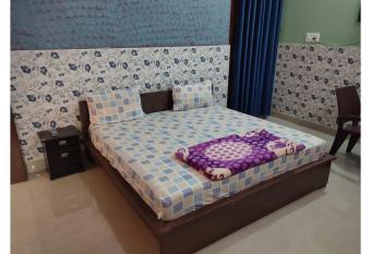 THE AKANSHA HOMESTAY allows 18 year olds to book a room