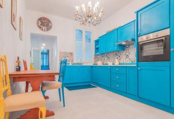 Blue Waves Apartment with Maltese Balcony has Balcony rooms