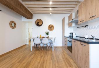 Ambiance boh  me has Balcony rooms