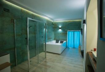 Azahara Casa Boutique has rooms with a private hot tub