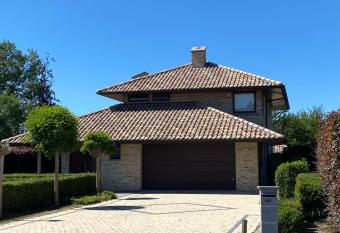 Modern Spanish Hacienda - 10km from the coast has Balcony rooms