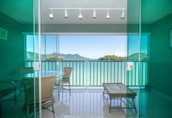 Conforto com vista para o mar! has Balcony rooms