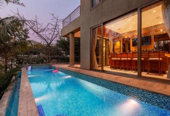 The Blue Horizon by StayVista - Featuring a beach-view villa with a swimming pool, indoor games, and a relaxing balcony has Balcony rooms