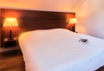 Zenitude H  tel-R  sidences Les Jardins de Lourdes allows 18 year olds to book a room