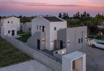 TheaSea Luxury Suites - Kallikrateia Halkidiki allows 18 year olds to book a room