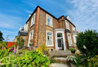 Fishtail House - Stylish Apartments minutes from the sea has Balcony rooms