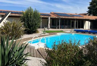 Cosson Alex et Patricia villa Anani allows 18 year olds to book a room