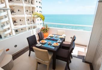 Hotel Cabreromar By GEH Suites has rooms with a private hot tub