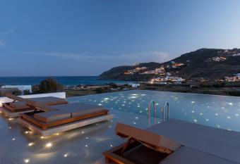 Mileo has rooms with a private hot tub