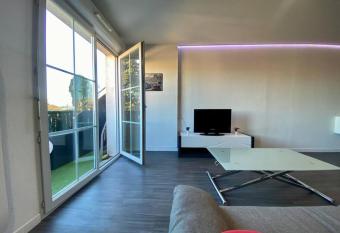 Le 24 f  vrier - Lumineux avec balcon et parking gratuit has Balcony rooms