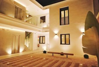 MEDINA HOMES PUENTE ROMANO allows 18 year olds to book a room