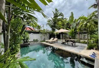 The Natural Villa has Balcony rooms