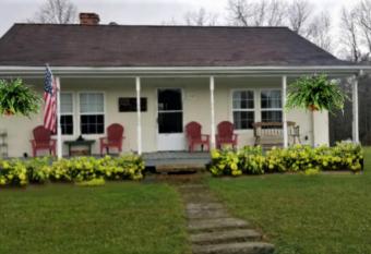 L & R Cottage has Balcony rooms