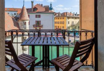 3-star rated apartment in the heart of the old town with a view allows 18 year olds to book a room