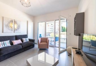 Apartment close to the Old Town and the lake allows 18 year olds to book a room