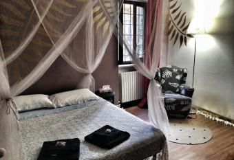 RaMaya casa d artista 2 THE ROOM allows 18 year olds to book a room