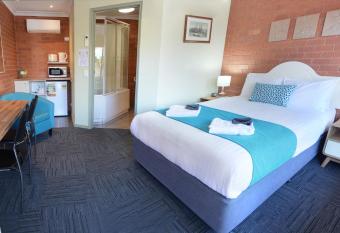 Bendigo Goldfields Motor Inn allows 18 year olds to book a room