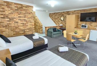 Golf Club Motor Inn Wingham has rooms with a private hot tub