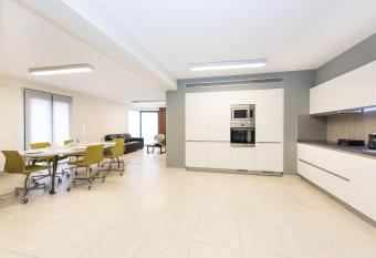 Spacious Fully Equipped 3BD 2Bath Apt in the heart of city with Balconies AC and fast WIFI #1 has Balcony rooms