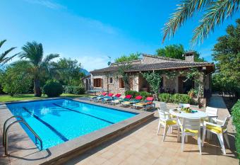 Villa Tancotes has Balcony rooms