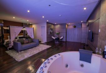 One Manalo Place has Balcony rooms