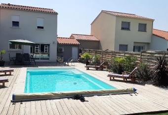 Villa La Palmeraie avec piscine terrasse Poolhouse allows 18 year olds to book a room