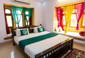 Hotel Marlboro allows 18 year olds to book a room