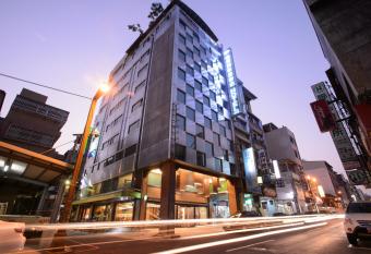Kiwi Express Hotel - Chenggong Rd allows 18 year olds to book a room
